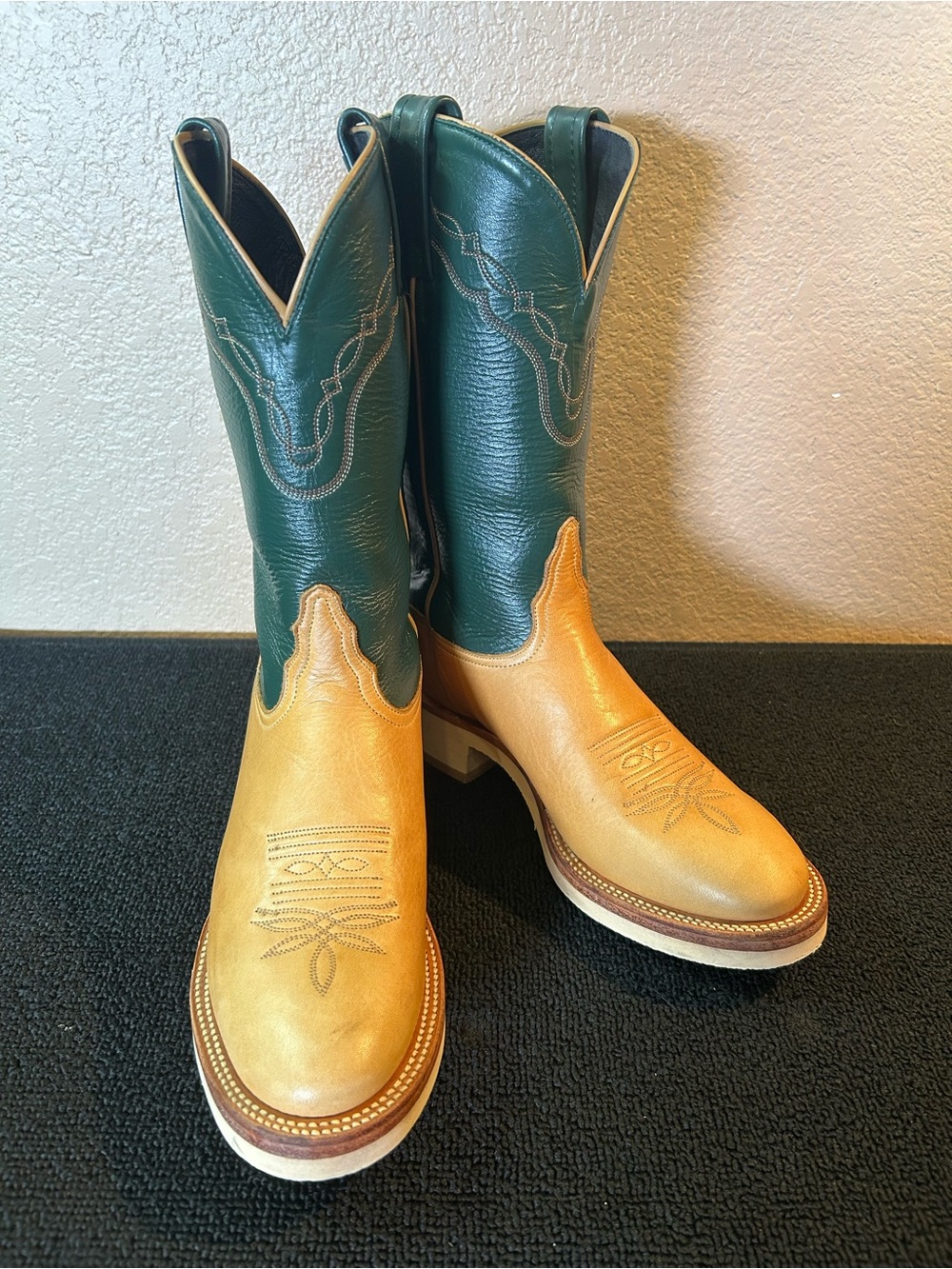 Tony Lama Men's Leather Tan Vamp w/Gorgeous Green Shaft! Style #2473. Size 6.5 M